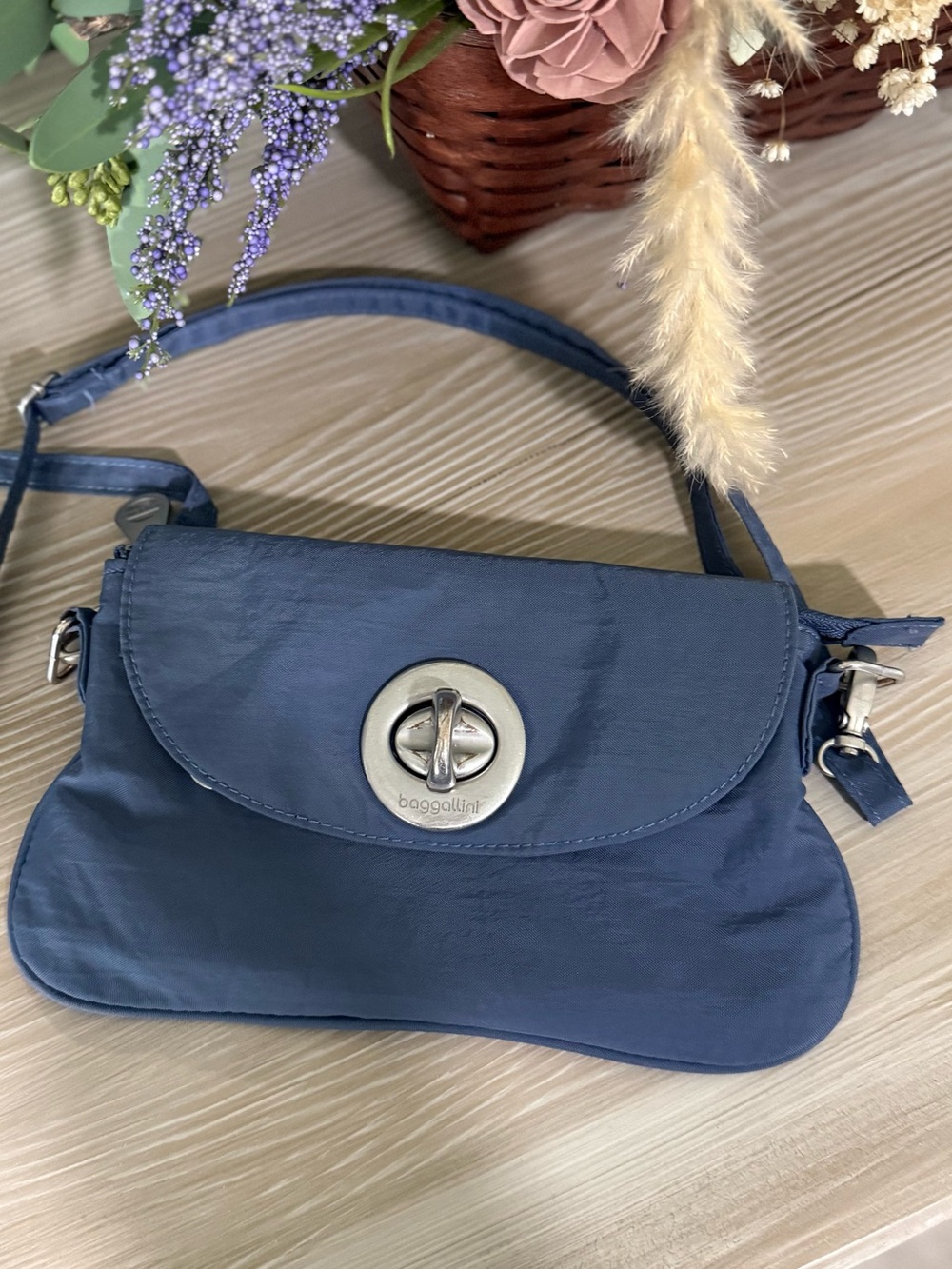 baggallini light Navy Crossbody Shoulder Bag